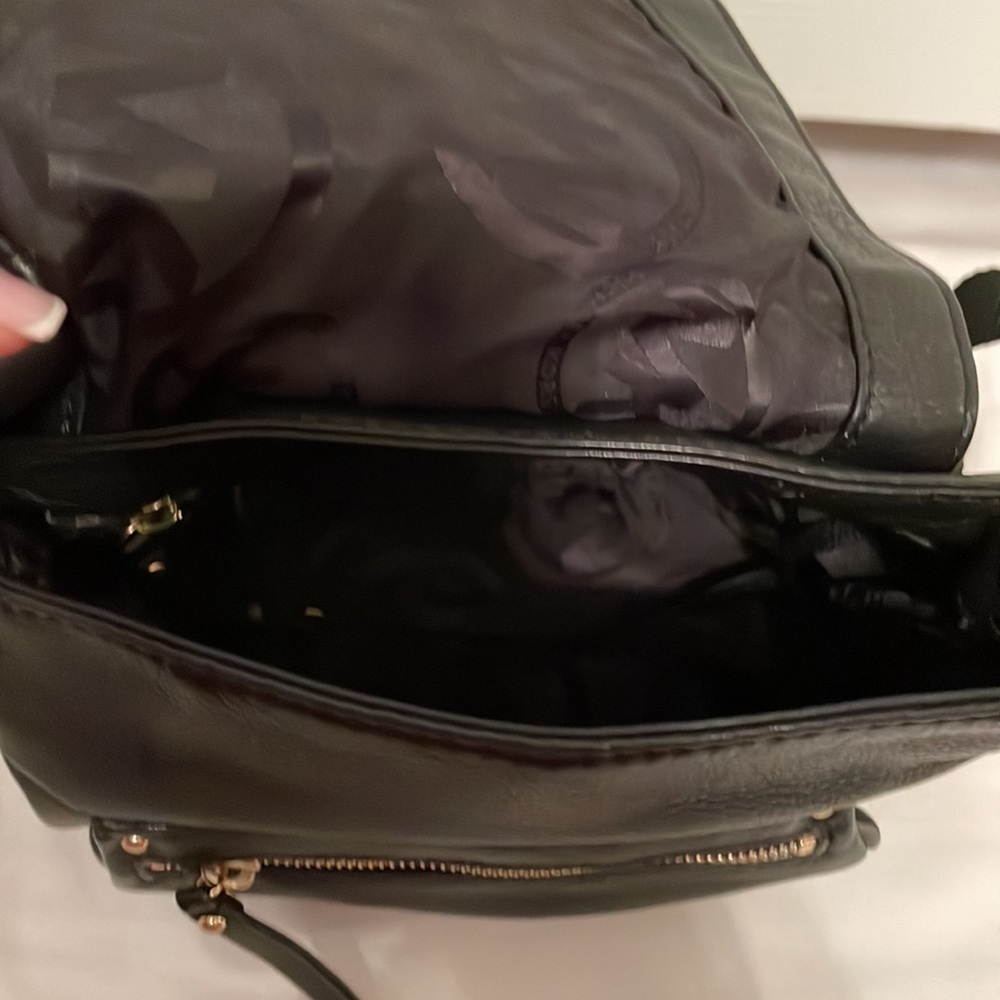 MICHAEL KORS BLACK LEATHER MESSENGER PURSE - Picture 5 of 12